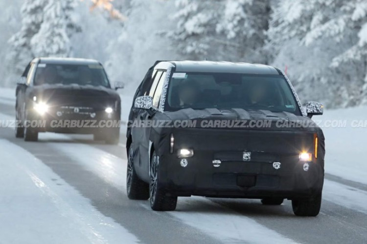 Thiết kế lưới tản nhiệt của Hyundai SantaFe 2027 nâng cấp mới cũng được làm mới hoàn toàn, không còn dạng lưới rõ ràng như trước. Cụm đèn pha chính được chuyển xuống thấp hơn, đặt hai bên hốc hút gió lớn ở cản trước.