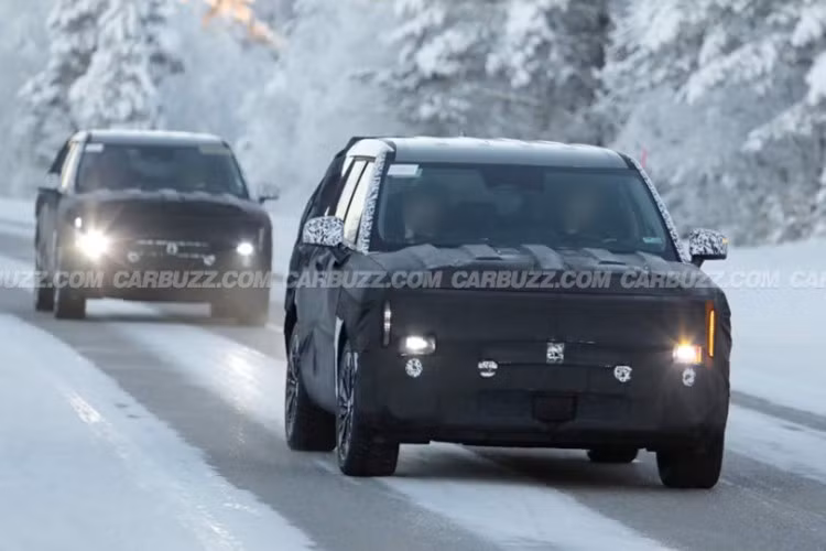 Thiết kế lưới tản nhiệt của Hyundai SantaFe 2027 nâng cấp mới cũng được làm mới hoàn toàn, không còn dạng lưới rõ ràng như trước. Cụm đèn pha chính được chuyển xuống thấp hơn, đặt hai bên hốc hút gió lớn ở cản trước.