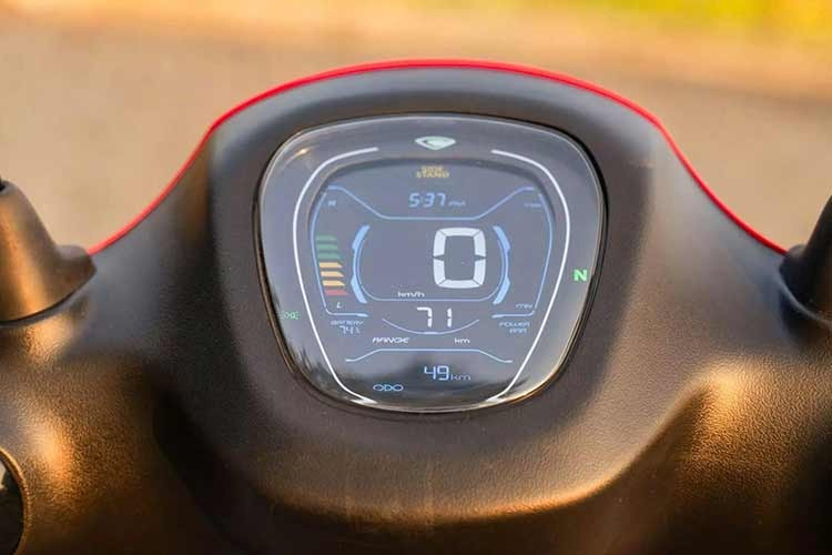 Chetak C25 được thiết kế dành cho đô thị, nằm dưới dòng Chetak 30 và 35 trong danh mục xe điện của Bajaj. Xe được trang bị bộ pin 2,5 kWh, cho phép hoạt động với phạm vi 113 km sau mỗi lần sạc đầy, và sử dụng động cơ đặt trong trục bánh xe với tốc độ tối đa 55 km/h.