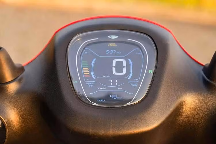 Chetak C25 được thiết kế dành cho đô thị, nằm dưới dòng Chetak 30 và 35 trong danh mục xe điện của Bajaj. Xe được trang bị bộ pin 2,5 kWh, cho phép hoạt động với phạm vi 113 km sau mỗi lần sạc đầy, và sử dụng động cơ đặt trong trục bánh xe với tốc độ tối đa 55 km/h.