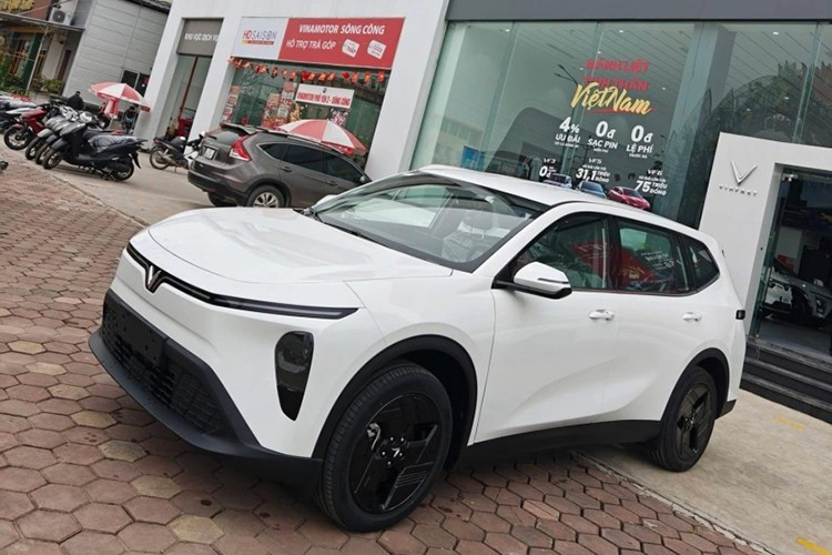 VF MPV 7 hiệnn đang được áp dụng đầy đủ các ưu đãi hấp dẫn của chương trình “Mãnh liệt vì tương lai Xanh” đang được VinFast triển khai trên toàn quốc trong năm 2026. Xe được bảo hành chính hãng 7 năm hoặc 160.000 km cho xe và 8 năm hoặc 160.000 km cho pin (tùy điều kiện nào đến trước).