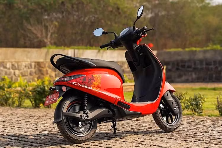 Khoang chứa đồ dưới yên có dung tích 25 lít và bán kính quay vòng nhỏ gọn 1.825 mm, giúp xe dễ dàng di chuyển trong khu vực đông đúc. Chetak C25 còn được trang bị nhiều tính năng hiện đại như hỗ trợ khởi hành ngang dốc, chế độ lùi, chế độ lái Eco và Sport, đèn dẫn đường về nhà, cùng chức năng nhận và từ chối cuộc gọi.