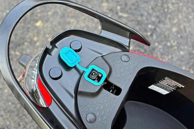 Việc sạc pin xe máy điện Bajaj Chetak C25 2026 được thực hiện thông qua bộ sạc rời 750W, với thời gian sạc từ 0 đến 80% trong 2 giờ 25 phút và sạc đầy trong khoảng 3 giờ 45 phút.