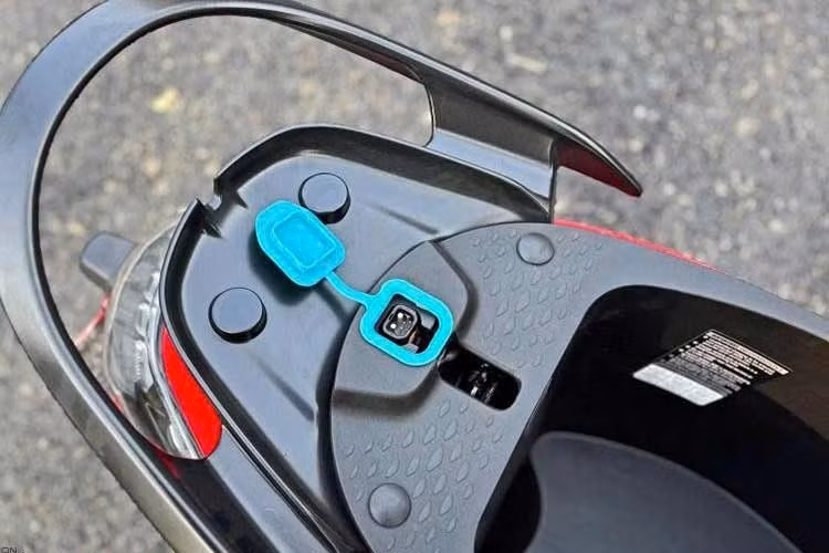 Việc sạc pin xe máy điện Bajaj Chetak C25 2026 được thực hiện thông qua bộ sạc rời 750W, với thời gian sạc từ 0 đến 80% trong 2 giờ 25 phút và sạc đầy trong khoảng 3 giờ 45 phút.