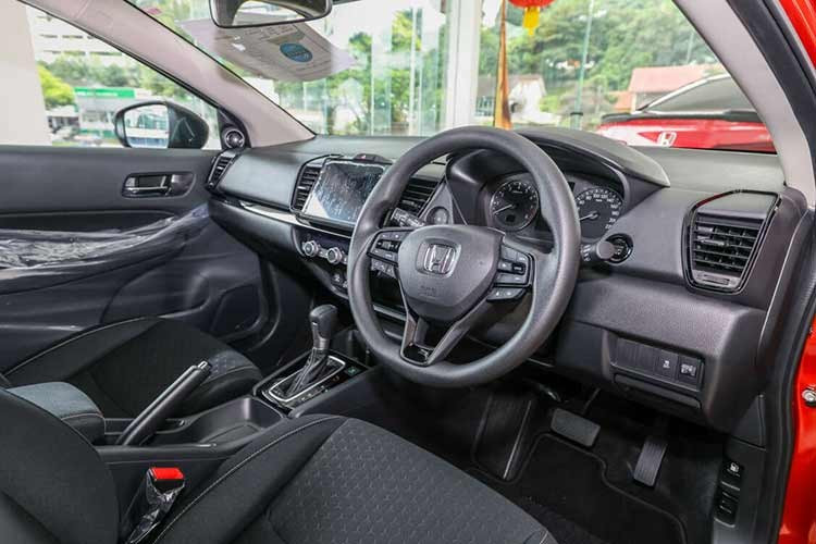 Về nội thất và trang bị, City Hatchback tại các thị trường như Thái Lan có nhiều nét tương đồng với bản sedan nhưng được tinh chỉnh để tăng tính thể thao. Xe sở hữu khoang lái phối màu đỏ - đen, ghế ngồi ôm sát và màn hình trung tâm 8 inch tích hợp đa dạng kết nối.