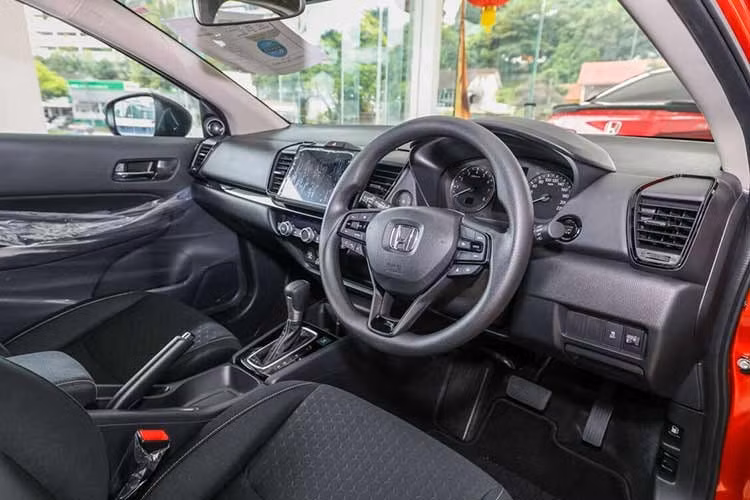 Về nội thất và trang bị, City Hatchback tại các thị trường như Thái Lan có nhiều nét tương đồng với bản sedan nhưng được tinh chỉnh để tăng tính thể thao. Xe sở hữu khoang lái phối màu đỏ - đen, ghế ngồi ôm sát và màn hình trung tâm 8 inch tích hợp đa dạng kết nối.