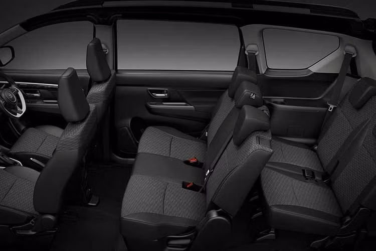 Ngoài ra cửa gió hàng ghế sau và màn hình MID màu TFT hiển thị thông tin dòng điện (Energy Flow). Bản nâng cấp cũng bổ sung hệ thống Cruise Control, đèn pha tự động, đèn Welcome Home và gương chiếu hậu gập điện khi khóa xe.