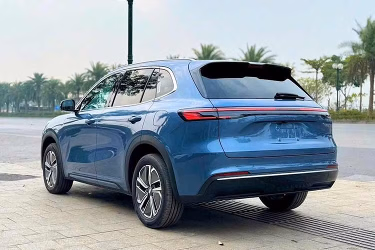 Mặc dù chung tên gọi EX5, Geely EX5 EM-i có nhiều thay đổi về thiết kế, kích thước và quan trọng nhất là hệ động lực khác biệt so với chiếc EX5 chạy điện. Phần đầu xe dù vẫn được bịt kín kiểu ô tô điện nhưng sở hữu đèn pha mới, nối liền nhau. 2 bên thân có thiết kế tương tự, nhưng với tay nắm cửa truyền thống thay vì dạng bật ra như EX5 điện.