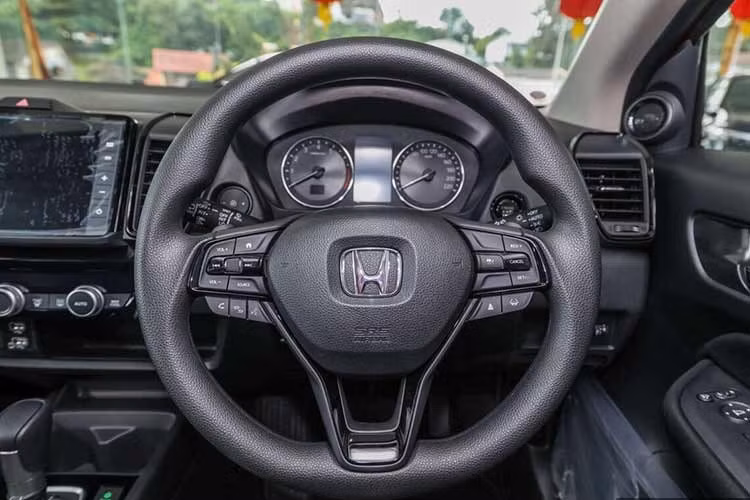 Tại Việt Nam, mẫu xe Honda City sedan đang bán trên thị trường sở hữu động cơ 1.5L hút khí tự nhiên. Trong khi đó, phiên bản City tại Thái Lan có thêm các tùy chọn động cơ khác như máy xăng 1.0L tăng áp và hệ truyền động hybrid 1.5L.