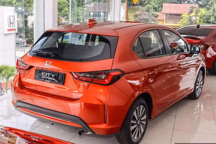 Về trang bị, một trong những nâng cấp quan trọng nhất trên Honda trên City bản Hatchback thế hệ mới chính là phanh tay điện tử, tích hợp chức năng Brake Hold. Ngoài ra, tất cả các biến thể của Honda City 2025 (ngoại trừ bản cơ sở) đều được trang bị phanh đĩa.