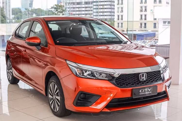 So với biến thể sedan hiện hành, mẫu xe Honda City Hatchback thế hệ mới nhất mới được ra mắt vào năm ngoái sở hữu hốc gió và bộ khuếch tán gió phía sau có kích thước lớn hơn, mang lại cảm giác hầm hố và đậm chất khí động học.