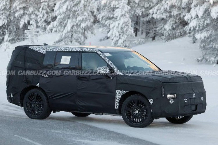 Hyundai SantaFe 2026 hiện có giá khởi điểm từ 35.050 USD tại thị trường Mỹ, với các phiên bản cao cấp hơn như Calligraphy có thể lên tới 47.600 USD. Phiên bản hybrid cũng được cung cấp ở nhiều cấu hình, dao động từ 36.400 đến 48.700 USD. SantaFe Facelift 2027 dự kiến sẽ ra mắt vào cuối năm 2026.