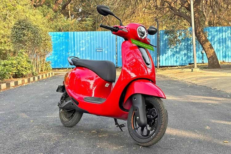 Mới đây, hãng xe Bajaj Auto tại Ấn Độ đã chính thức giới thiệu mẫu xe máy điện hoàn toàn mới mang tên Chetak C25. Hiện tại, Bajaj Chetak C25 2026 đang được bán với chương trình ưu đãi giảm giá cho khách hàng đặt mua sớm.
