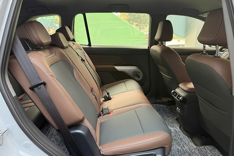 Với dung tích khoang hành lý có thể mở rộng lên tới 1.240 lít khi gập các hàng ghế sau, VF MPV 7 sẵn sàng đáp ứng mọi nhu cầu chuyên chở cho cả gia đình. Xe sử dụng động cơ điện công suất tối đa 150 kW (201 mã lực) cùng mô-men xoắn cực đại 280 Nm.