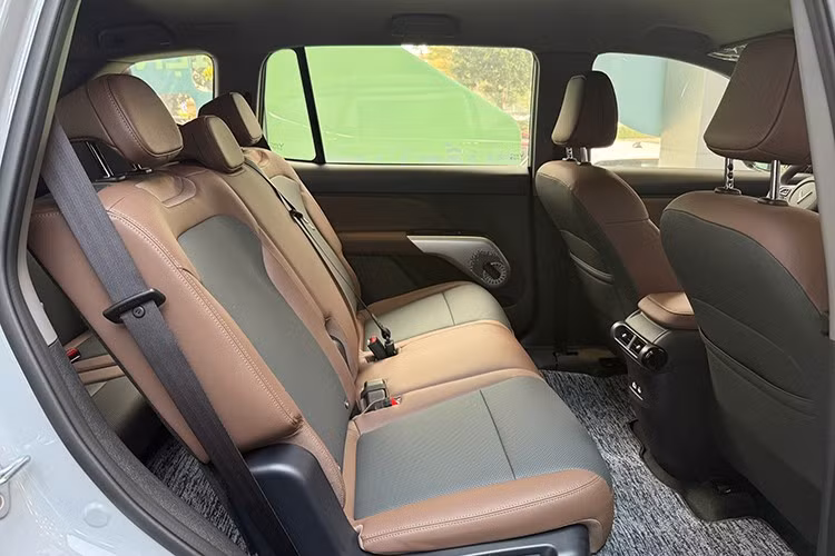 Với dung tích khoang hành lý có thể mở rộng lên tới 1.240 lít khi gập các hàng ghế sau, VF MPV 7 sẵn sàng đáp ứng mọi nhu cầu chuyên chở cho cả gia đình. Xe sử dụng động cơ điện công suất tối đa 150 kW (201 mã lực) cùng mô-men xoắn cực đại 280 Nm.