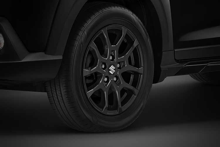 Suzuki XL7 Hybrid Black Edition 2026 được trang bị danh sách an toàn tiêu chuẩn khá đầy đủ, bao gồm: hệ thống chống bó cứng phanh (ABS), phân phối lực phanh điện tử (EBD)...