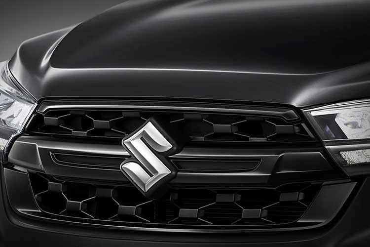 Suzuki XL7 Hybrid Black Edition 2026 tại thị trường Thái Lan được trang bị động cơ xăng 1.5L mã K15B kết hợp với hệ thống Mild Hybrid ISG (Integrated Starter Generator) và pin lithium-ion 10Ah 12V.