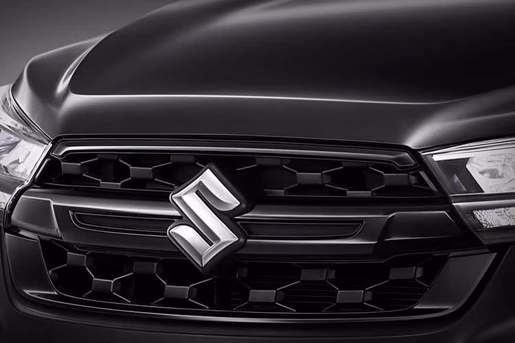 Suzuki XL7 Hybrid Black Edition 2026 tại thị trường Thái Lan được trang bị động cơ xăng 1.5L mã K15B kết hợp với hệ thống Mild Hybrid ISG (Integrated Starter Generator) và pin lithium-ion 10Ah 12V.