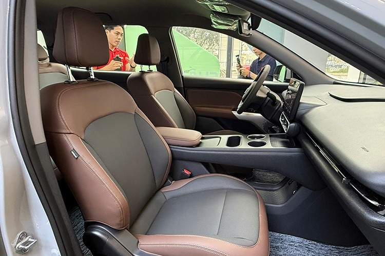 Mẫu MPV điện này sở hữu trợ lý ảo thông minh, hỗ trợ điều khiển bằng giọng nói tiếng Việt đa vùng miền, cùng ứng dụng theo dõi và định vị xe từ xa qua điện thoại. Ngoài ra, VF MPV 7 còn có gói an toàn chủ động ADAS và nhiều tính năng an toàn thụ động.