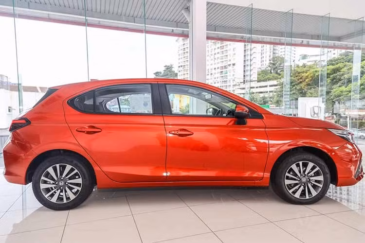 Lưới tản nhiệt họa tiết tổ ong đặc trưng cũng được mở rộng để tạo sự liền mạch với cụm đèn. Ngoài ra, thay vì sử dụng kiểu phay xước hai tông màu, bộ mâm trên City bản Hatchback sẽ được sơn tối màu, giúp tổng thể xe trông cứng cáp và phong cách hơn hẳn các mẫu xe đô thị thông thường.