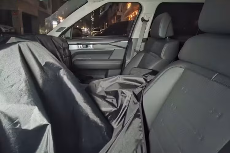 Bộ mâm xe trong ảnh dựng khớp hoàn toàn với nguyên mẫu từng xuất hiện gần đây, cho thấy độ chính xác cao của bản phác thảo. Dự kiến, nội thất của SantaFe 2027 cũng sẽ được tinh chỉnh nhưng sẽ chủ yếu nâng cấp về công nghệ.