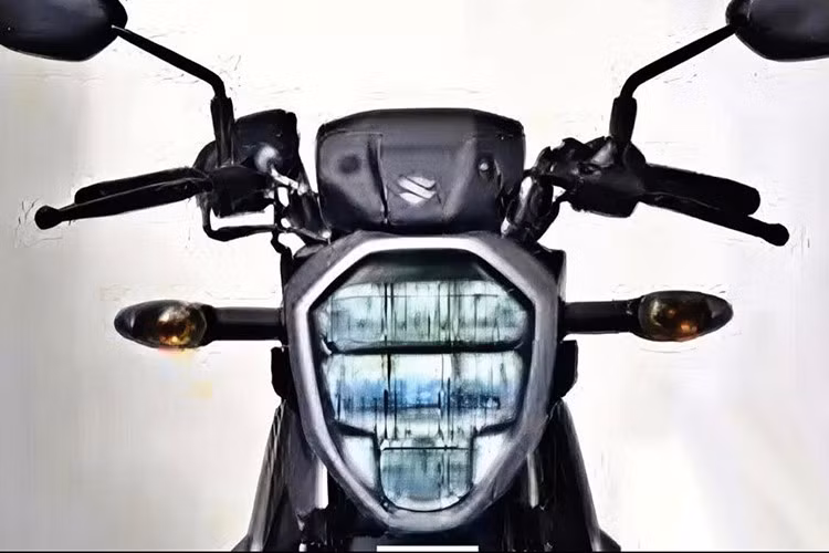 So với đời cũ, Suzuki Satria 2026, đặc biệt là phiên bản Satria Pro, có nhiều thay đổi về thiết kế và trang bị. Mẫu xe được bổ sung đèn pha LED cỡ lớn, màn hình LCD, tích hợp hệ thống Suzuki Ride Connect, khóa thông minh Smartkey và cổng sạc cho thiết bị di động.