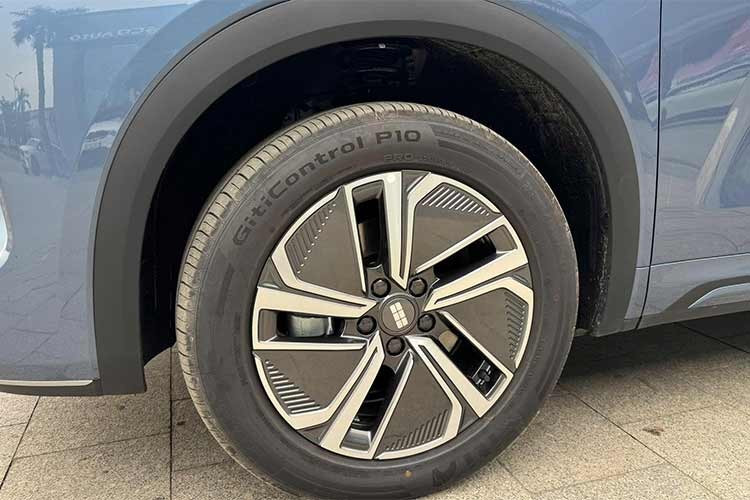 Phần đuôi xe dù có đèn hậu nối liền tương tự nhưng có hoạ tiết chiếu sáng LED khác biệt, và hốc gió nằm trên cửa sau thay vì dưới cản. Đáng chú ý, EX-5 EM-i có kích thước lớn hơn (DxRxC: 4.740 x 1.905 x 1.685mm), tiệm cận phân khúc D và trục cơ sở dài hơn 5mm, đạt 2.755mm.