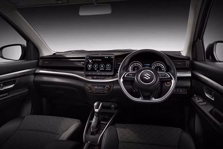 Khoang cabin giữ nguyên cấu hình 7 chỗ ngồi với 3 hàng ghế. Ghế ngồi bọc vải phối da, ghế lái chỉnh tay 6 hướng. Các hàng ghế thứ hai và ba có thể gập linh hoạt, hỗ trợ trượt/ngả, tối ưu không gian chứa đồ từ 550 đến 803 lít khi gập hàng ghế cuối.