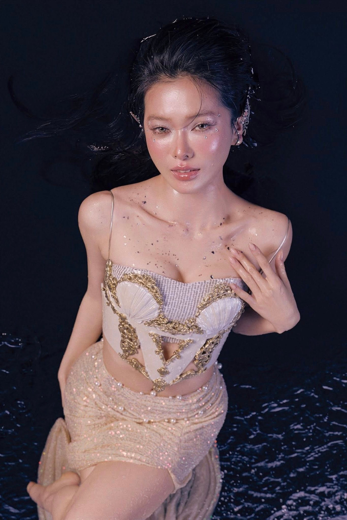 Nhiều người không ngần ngại dành tặng những lời khen có cánh cho vóc dáng chuẩn "đồng hồ cát" và thần thái cuốn hút của Yên Đan.