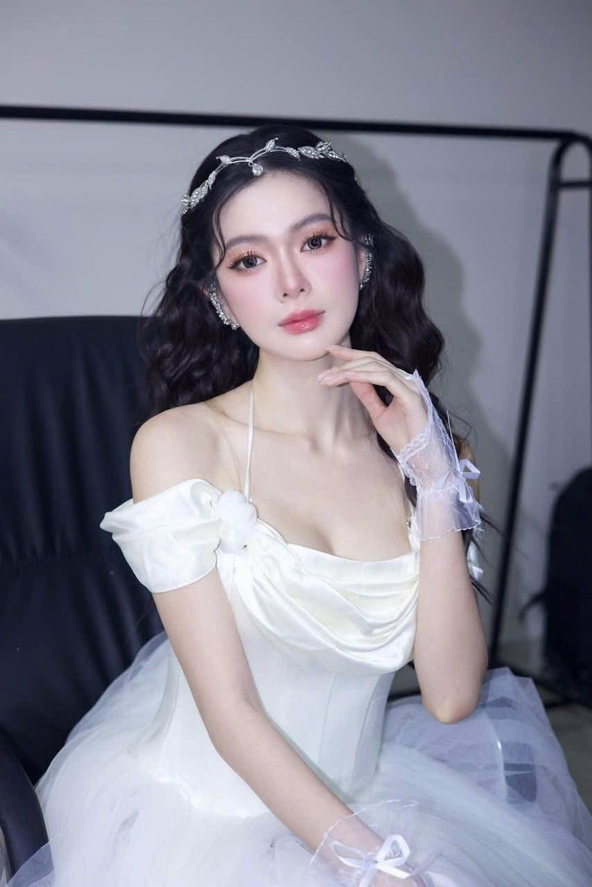 Cô không chỉ hoạt động sôi nổi trong lĩnh vực người mẫu mà còn thể hiện khả năng diễn xuất qua các vai diễn ấn tượng.