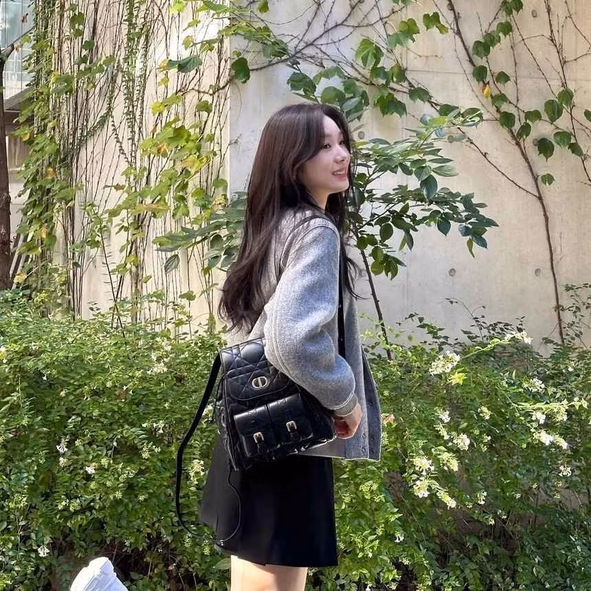 Ở tuổi 35, Kim Yuna vẫn giữ được gương mặt thanh tú và gu ăn mặc tối giản, sang trọng. Cô thường diện trang phục tông trung tính, ưu tiên những thiết kế có tính ứng dụng cao.