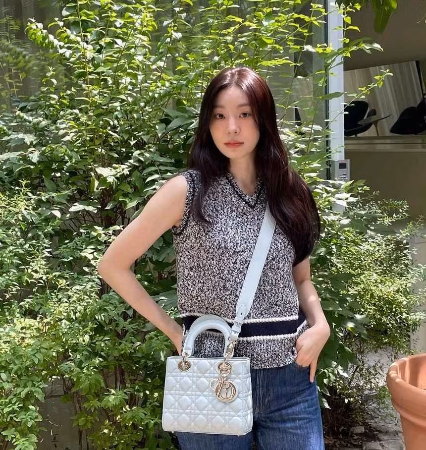 Năm 2014 khi mới 24 tuổi, Kim Yuna giã từ thi đấu chuyên nghiệp để chuyển hướng sang đào tạo trượt băng nghệ thuật, mở trung tâm huấn luyện riêng và đầu tư vào nhiều lĩnh vực kinh doanh khác nhau.