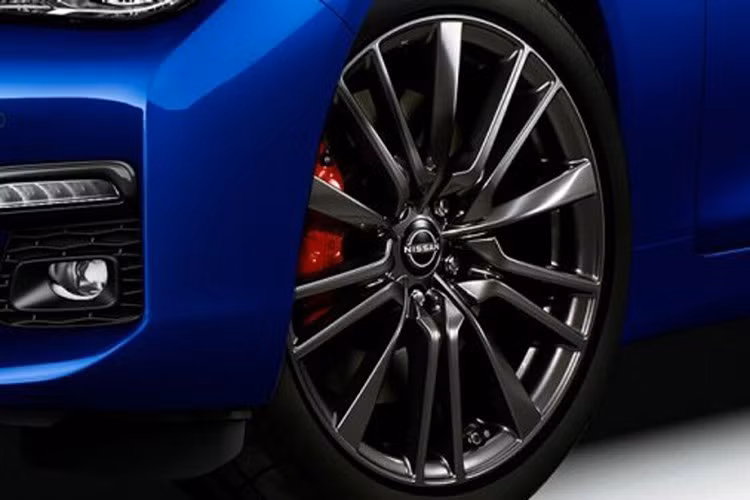 Hệ thống treo cũng được tinh chỉnh với lò xo trước cứng hơn 4% và thanh cân bằng phía sau gia cố tăng 44% độ cứng. Bố thắng chống phai nhiệt được trang bị nhằm cải thiện hiệu suất phanh trong điều kiện vận hành khắc nghiệt.