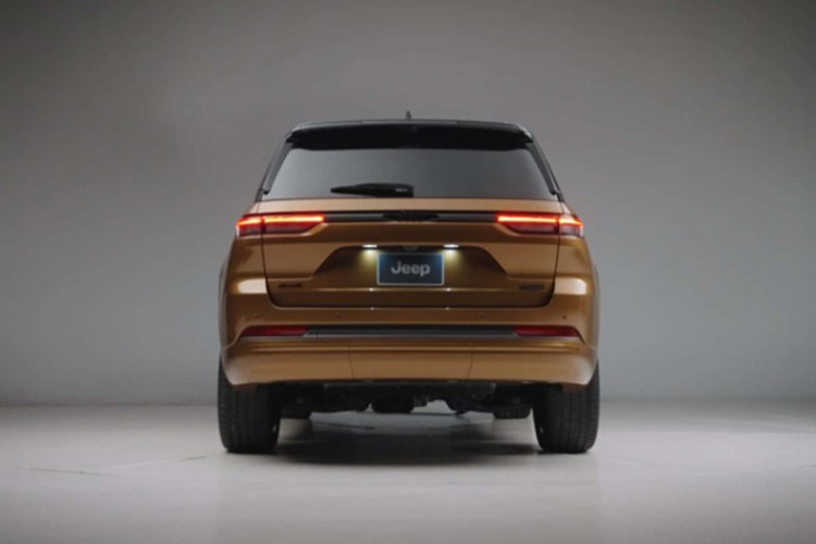 Jeep cũng bổ sung ba màu sơn mới cho năm 2026: Steel Blue, Copper Shino và Fathom Blue, giúp khách hàng có thêm lựa chọn cá nhân hóa. Jeep hiện chưa công bố giá bán chính thức cho Grand Cherokee 2026.