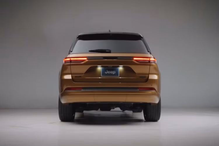 Jeep cũng bổ sung ba màu sơn mới cho năm 2026: Steel Blue, Copper Shino và Fathom Blue, giúp khách hàng có thêm lựa chọn cá nhân hóa. Jeep hiện chưa công bố giá bán chính thức cho Grand Cherokee 2026.