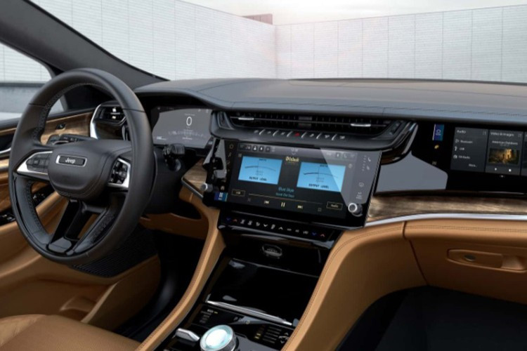 Bên cạnh động cơ mới, Jeep Grand Cherokee 2026 cũng được làm mới với thiết kế tinh tế và hiện đại hơn. Phần đầu xe nổi bật với lưới tản nhiệt 7 khe đặc trưng được tái thiết kế, đi kèm cụm đèn pha LED mảnh hơn và cản trước hạ thấp. Đuôi xe cũng được tinh chỉnh với cụm đèn hậu mảnh hơn và cản sau thể thao.