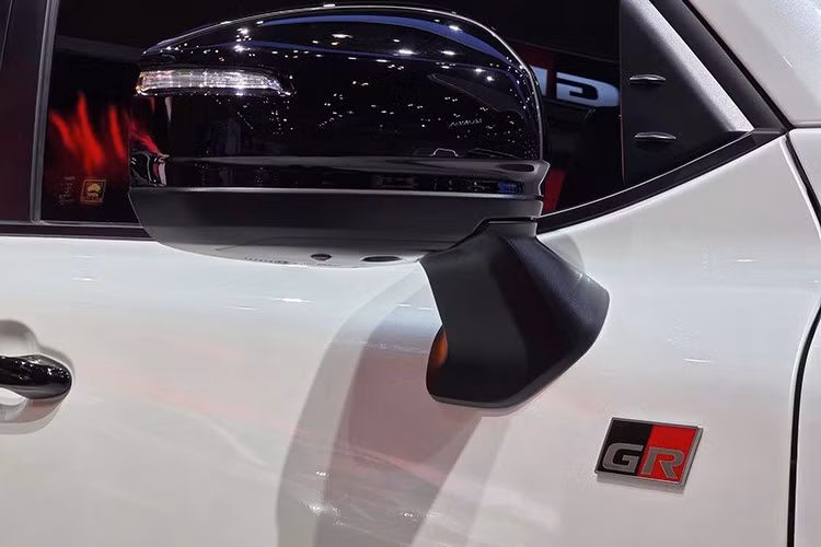 Cung cấp sức mạnh cho xe là động cơ diesel F33-FTV V6, dung tích 3.3L, tăng áp, sản sinh công suất tối đa 305 mã lực tại 4.000 vòng/phút và mô-men xoắn cực đại 700 Nm tại dải vòng tua 1.600 – 2.600 vòng/phút.