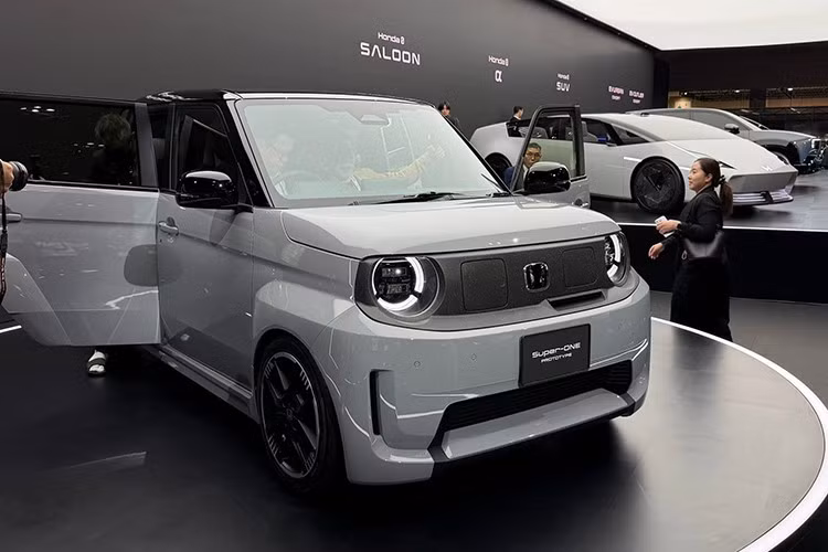 Honda Super-ONE Prototype chạy điện hiện chưa công bố thời điểm ra mắt phiên bản thương mại, nhưng với những gì đã thể hiện và công bố tại triển lãm Japan Mobility Show 2025, dự đoán mẫu xe này sẽ sớm được đưa vào sản xuất và bán ra thị trường.