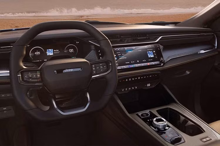 Bên trong, Jeep nâng cấp hệ thống thông tin giải trí với màn hình trung tâm 12,3 inch lớn hơn, đi cùng màn hình phụ 10,3 inch dành cho hành khách phía trước. Khoang nội thất tiếp tục duy trì phong cách sang trọng, tiện nghi vốn là thế mạnh của Grand Cherokee, với tùy chọn vật liệu da cao cấp và các chi tiết trang trí kim loại.