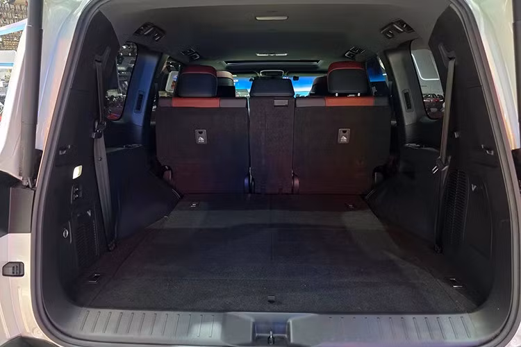 Bảng đồng hồ kỹ thuật số và màn hình hiển thị thông tin trên kính lái (HUD) giúp người lái quan sát trực quan. Hàng ghế thứ hai có thể gập hoặc trượt linh hoạt, trong khi hàng ghế thứ ba có khả năng gập điện để mở rộng dung tích khoang hành lý khi cần.