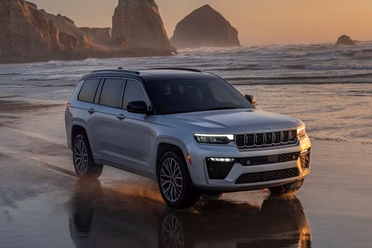 Bên cạnh bản tiêu chuẩn 2 hàng ghế, Jeep vẫn tiếp tục cung cấp Grand Cherokee L 3 hàng ghế và phiên bản Plug-in Hybrid (PHEV) cho các cấu hình Limited, Summit và Trailhawk. Mẫu xe này hướng đến nhóm khách hàng đề cao khả năng vận hành đa dụng, tiết kiệm nhiên liệu nhưng vẫn mạnh mẽ khi cần.