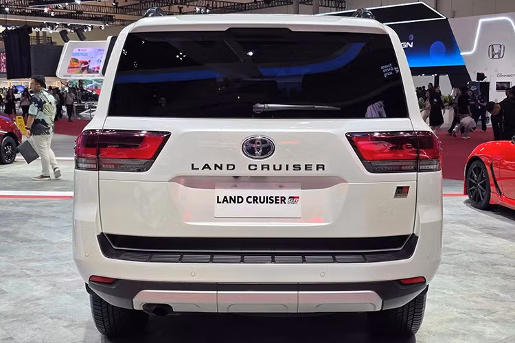 Động cơ đi cùng hộp số tự động 10 cấp Direct Shift-10AT (mã AJA0F), dẫn động 4 bánh toàn thời gian (4WD), tích hợp hệ thống khóa vi sai Torque Sensing LSD và hệ thống lựa chọn chế độ địa hình Auto-MTS (Multi-Terrain Select).