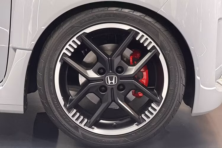 Một trong những điểm nổi bật chính là boost mode – chế độ lái đặc biệt giúp tối ưu công suất đầu ra từ mô-tơ điện. Khi kích hoạt, hệ thống sẽ đồng bộ với virtual step-shift control (mô phỏng chuyển số) và active sound control (giả lập âm thanh động cơ), tái hiện cảm giác lái tương tự như một mẫu xe thể thao động cơ xăng thực thụ.