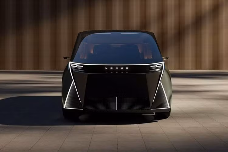 Đáng chú ý, mẫu xe Lexus LS minivan 6 bánh sử dụng hai trục sau với bốn bánh nhỏ hơn bánh trước – chi tiết thiết kế chưa được giải thích cụ thể.