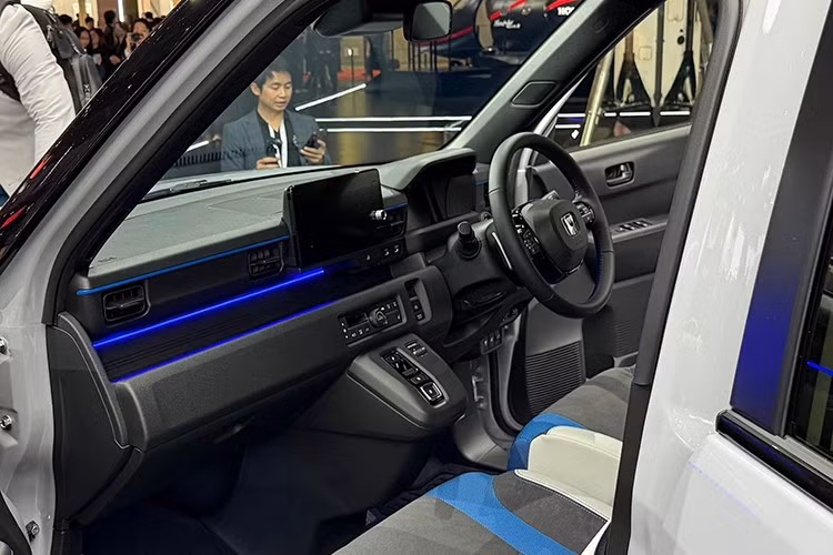 Khoang lái của xe tiếp tục mang đậm dấu ấn thể thao với ghế ngồi thể thao ôm lưng, bọc vải xanh bất đối xứng tạo điểm nhấn thị giác, gợi nhớ đến phong cách của mẫu Honda Prelude thế hệ mới. Bảng táp-lô thiết kế ngang giúp người lái dễ tập trung, hạn chế xao nhãng khi vận hành.