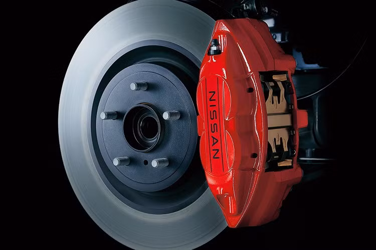 Nissan Skyline 400R Limited 2026 sử dụng động cơ xăng V6 3.0L tăng áp kép VR30DDTT, sản sinh công suất 400 mã lực và mô-men xoắn 475 Nm, kết hợp hộp số tự động 7 cấp và hệ dẫn động cầu sau.