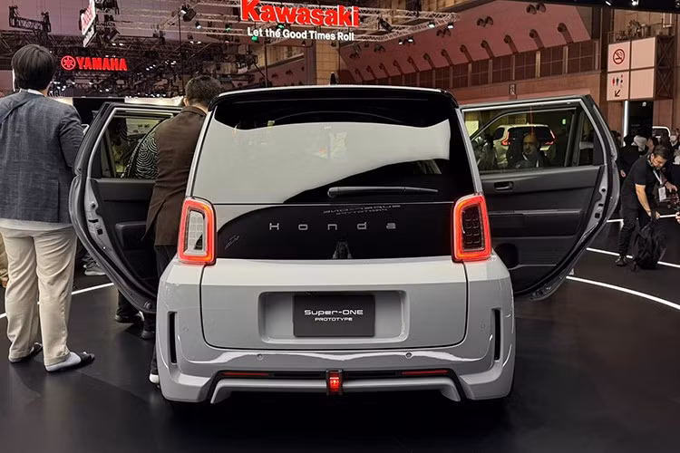 Một trong những chi tiết thú vị là màn hình hiển thị ba đồng hồ (triple meter display) kết hợp cùng đèn nội thất đổi màu theo chế độ lái, mang đến hiệu ứng đa giác quan – từ thị giác, thính giác đến cảm giác rung – tạo nên trải nghiệm lái thể thao đúng chất Honda, dù chỉ trong một chiếc k-car nhỏ gọn chạy điện.