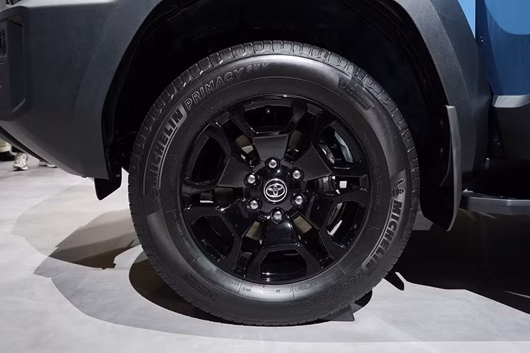 Với chiều dài tổng thể 4.575 mm, rộng 1.855 mm, cao 1.960 mm và chiều dài cơ sở 2.580 mm, FJ ngắn hơn Land Cruiser 250 tới 348 mm, cho thấy rõ định hướng đô thị hóa và linh hoạt trong vận hành. Dù nhỏ hơn, mẫu SUV này vẫn giữ nguyên chất gồ ghề vốn có, thể hiện qua các đường nét vuông vức, hốc bánh lớn, trụ C dày và lốp dự phòng gắn trên cửa hậu.