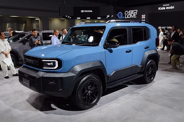 Không lâu sau khi Toyota hé lộ một số thông tin và hình ảnh, sáng 29/10/2025 mẫu SUV cỡ nhỏ hoàn toàn mới Toyota Land Cruiser FJ 2026 chính thức xuất hiện "bằng xương bằng thịt" trước công chúng cũng như giới truyền thông tham gia Japan Mobility Show 2025 - Triển lãm ôtô Nhật Bản (tên gọi mới của Tokyo Motor Show trước đây).