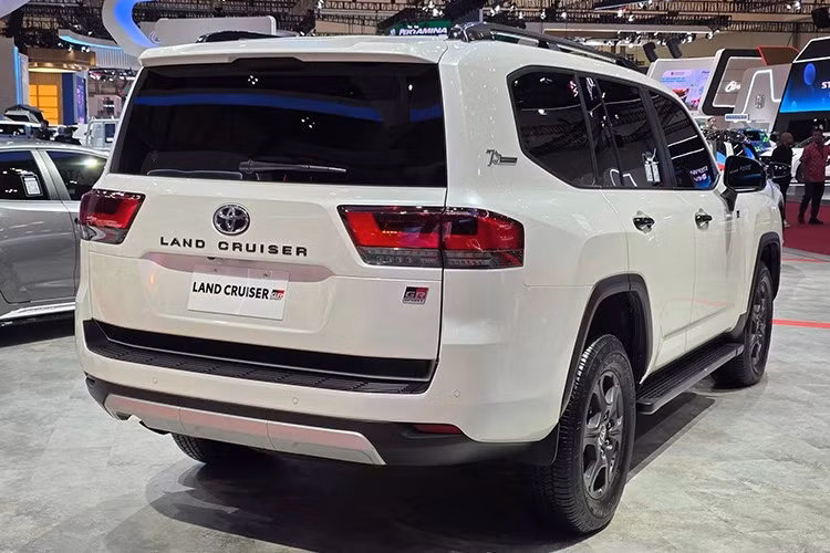 Cản trước, ốp sườn và cản sau của mẫu xe SUV Toyota Land Cruiser 300 GR Sport đều được tinh chỉnh với các chi tiết giả kim loại nhằm tăng vẻ mạnh mẽ.